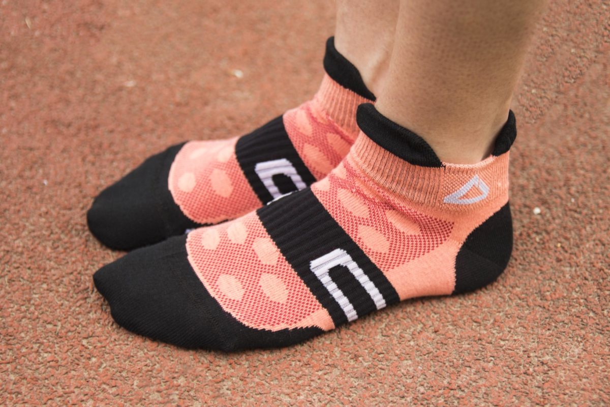 Low running socks in salmon color with mesh inserts for ventilation